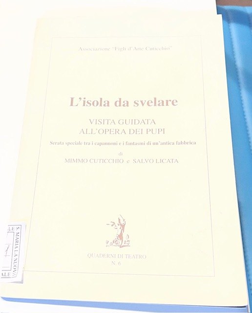 Copertina del libro L'isola da svelare - visita guidata all'opera dei pupi