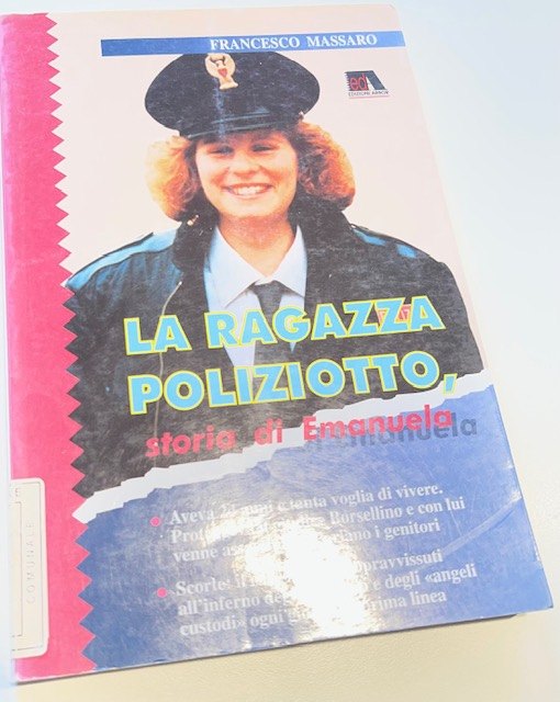 Copertina del libro La ragazza poliziotto. Storia di Emanuela